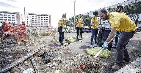 Ramazza day: Pd in strada per pulire Roma. Raggi: «Non sia uno 